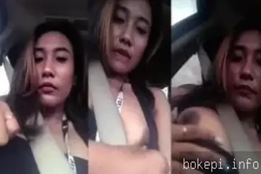 Cewek Genit Pamer Body di Mobil, Kontol Langsung Tegang