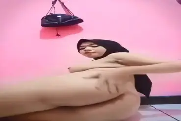 Jilbab Soleh Colmek Diam-diam Nunggu Pacar di Belakang Tas