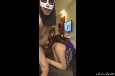 Ngentot Nungging di Kursi Sampe Memek Becek Crott Dalam